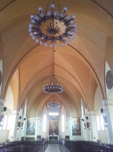 o interior da Catedral de Nossa Senhora de Lourdes
